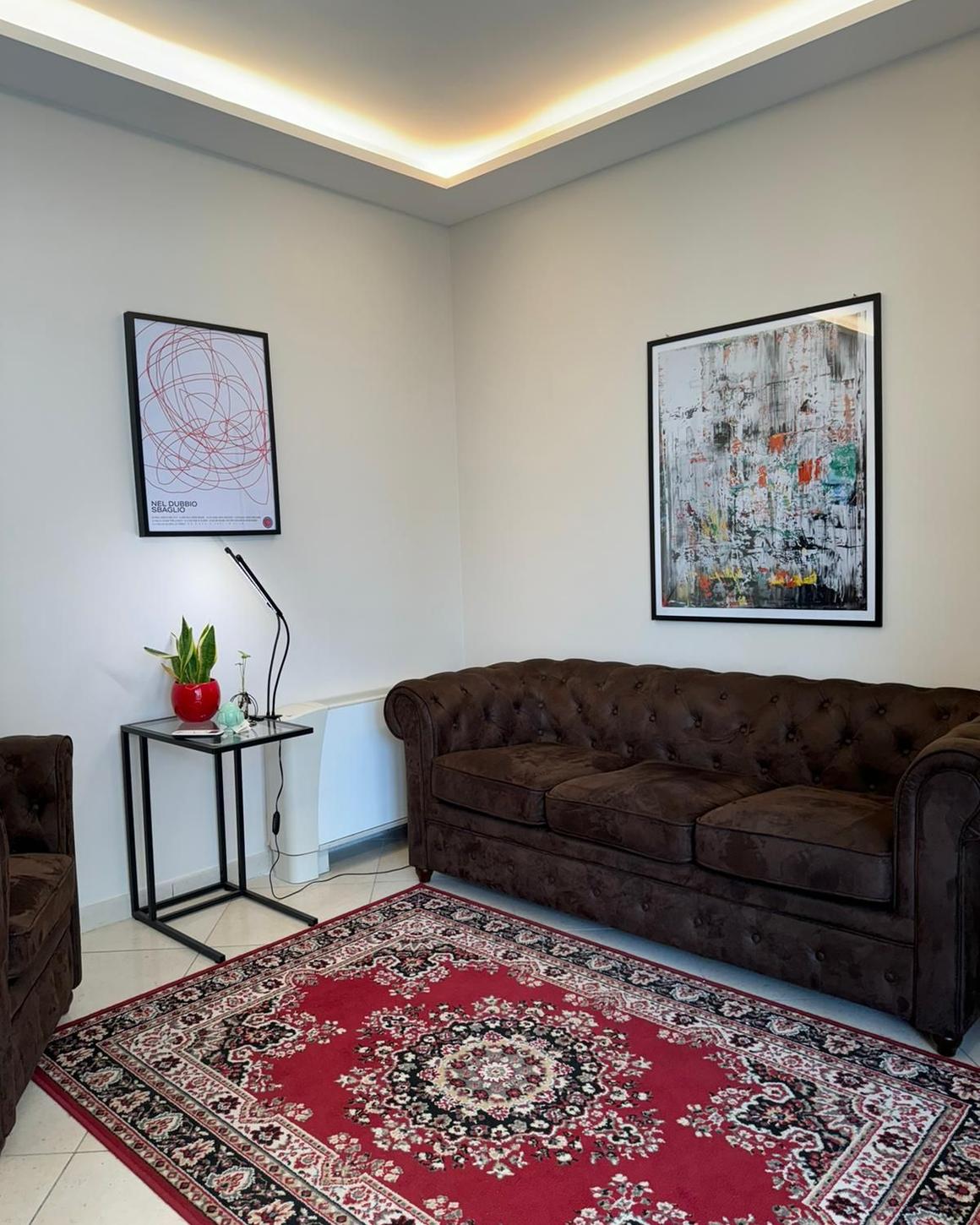 Il salotto dello studio del Dott. D'Anna ad Aversa, con divano e libreria