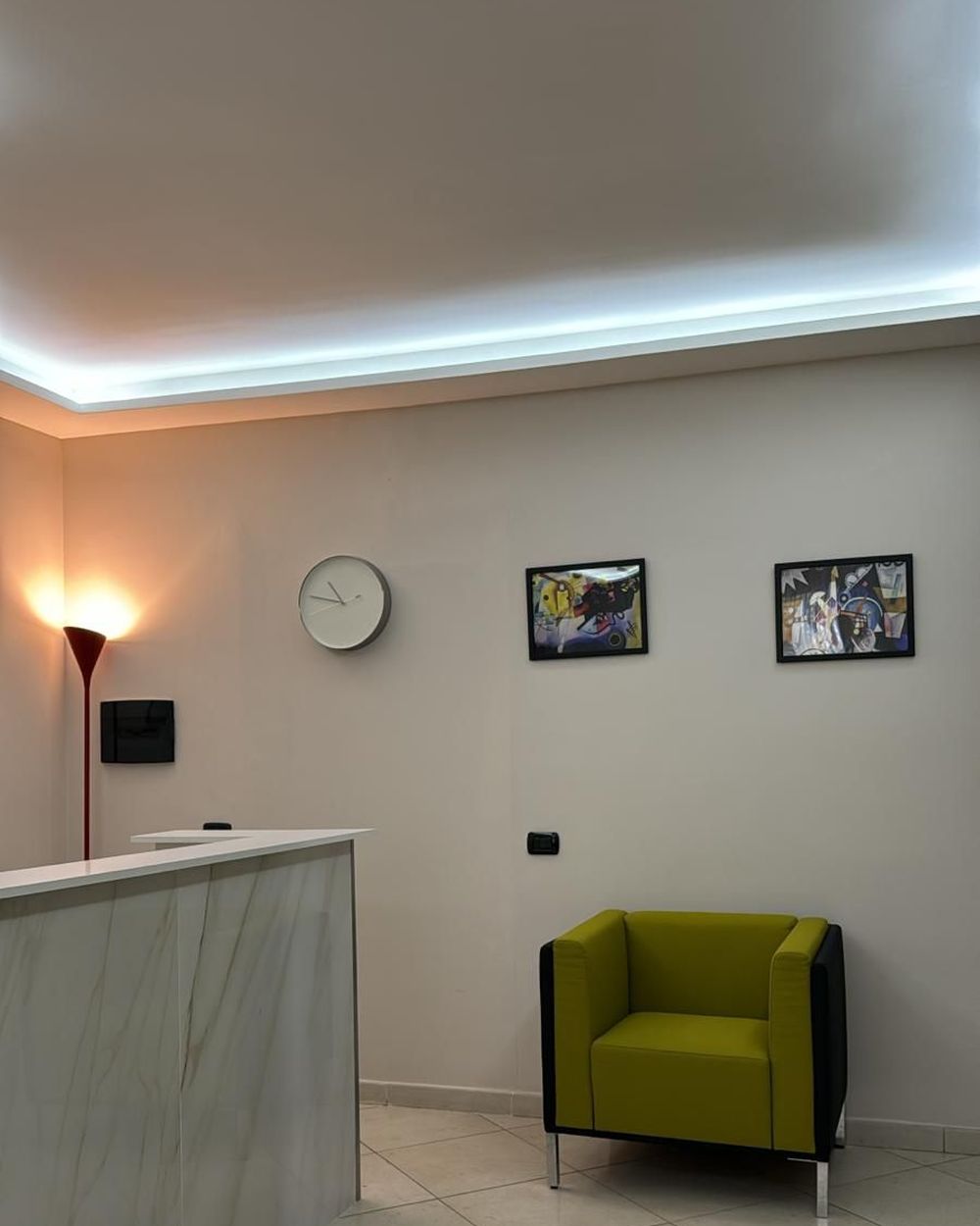 La sala d'accoglienza dello studio, con luce calda